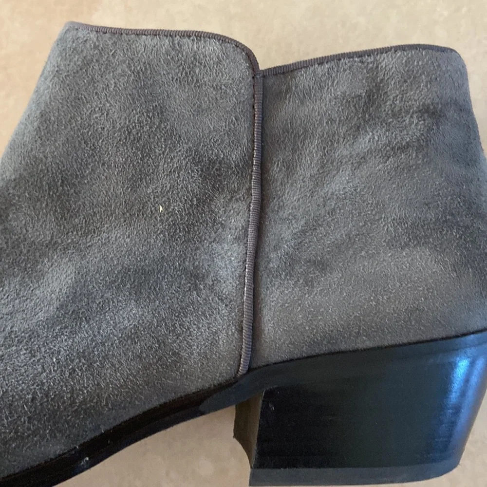 Sam Edelman Pretty Gray Sued ankle boots size 9, gently used, trendy